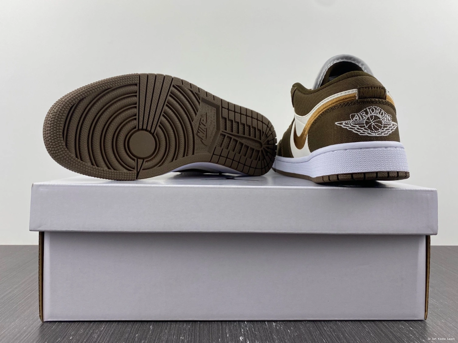 Jordan - (W) Olive Light DV0426-301 Low 1 SE 0920